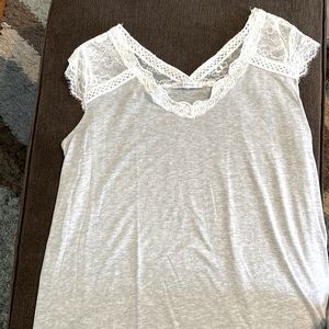 Miss Sparkling lace trim top XL.
Easy piece to layer.
